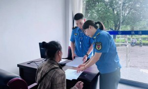 云南罗平一女子拉泔水被处罚，官方：根据法规泔水未经处理不能喂猪